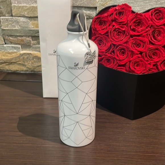 Swarovski Water bottle with Swarovski encrusted Swan charm - Picture 3 of 5